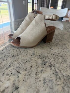 L’Artigiano Lucchese cream sling back heels